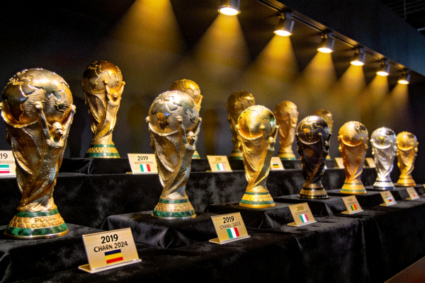 历届世界杯冠军奖杯大力神杯陈列展示