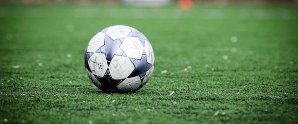 球迷在个人电脑前浏览世界杯官方网站获取信息